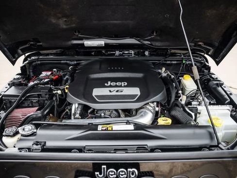 Used 2016 Jeep Wrangler Unlimited Sahara w/ Connectivity Group AWD/4WD image 27