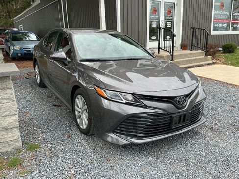 Used 2020 Toyota Camry LE image 3