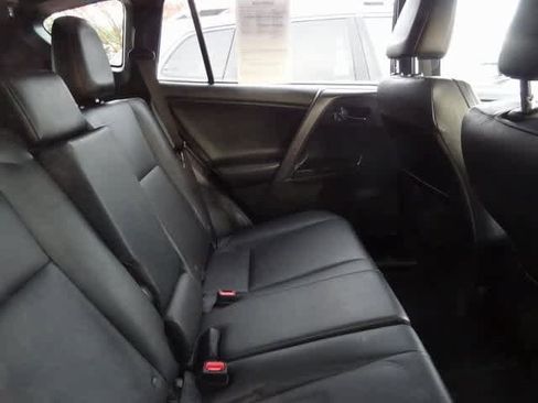 Used 2018 Toyota RAV4 SE image 10