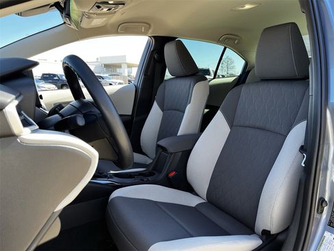 Used 2025 Toyota Corolla LE image 22