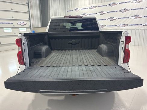 Used 2022 Chevrolet Silverado 1500 LT w/ Z71 Off-Road Package AWD/4WD image 6