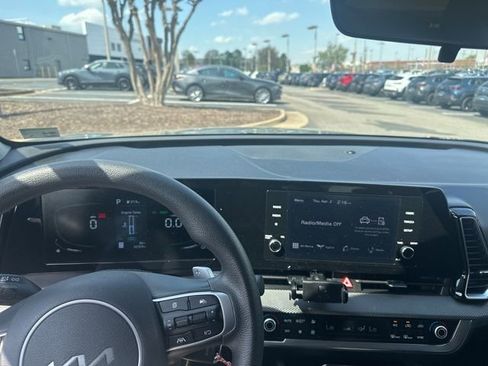 Used 2023 Kia Sportage LX image 3