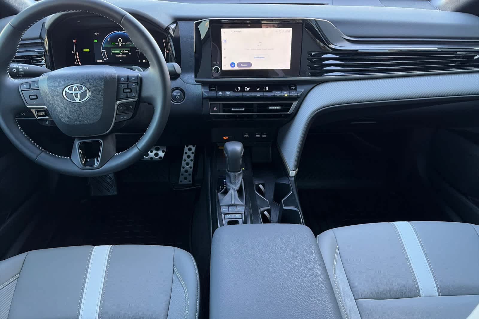 Used 2025 Toyota Camry SE FWD image 3