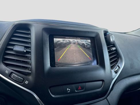Used 2020 Jeep Cherokee Latitude Plus w/ Cold Weather Group AWD/4WD image 17