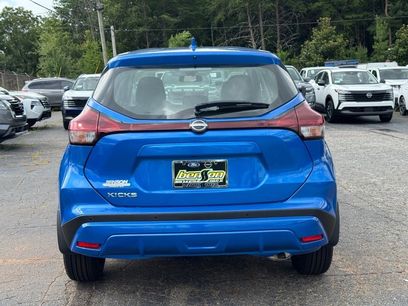 New 2025 Nissan Kicks Play S