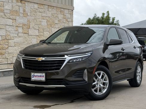 Used 2023 Chevrolet Equinox LT FWD image 2