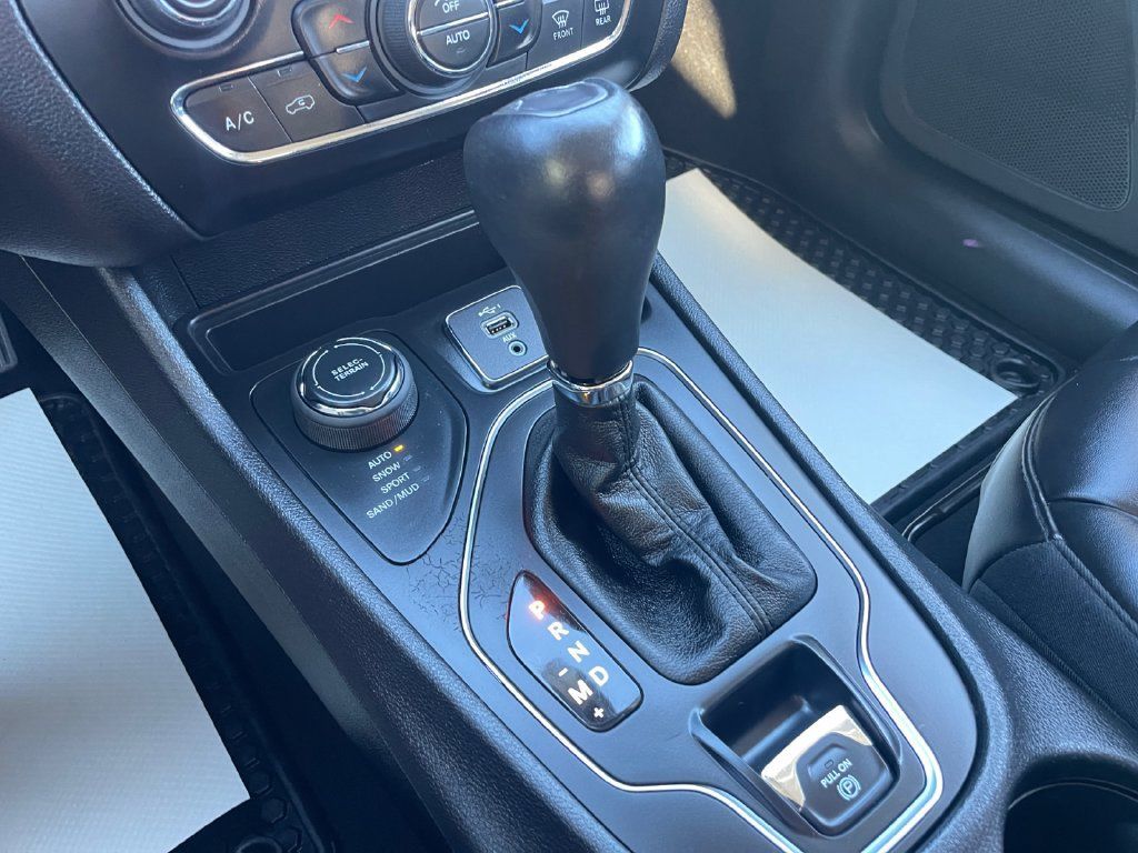 Certified 2020 Jeep Cherokee Latitude Plus w/ Comfort/Convenience Group AWD/4WD image 34
