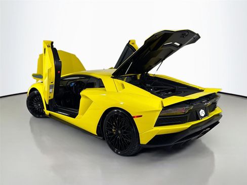 Used 2018 Lamborghini Aventador S image 38