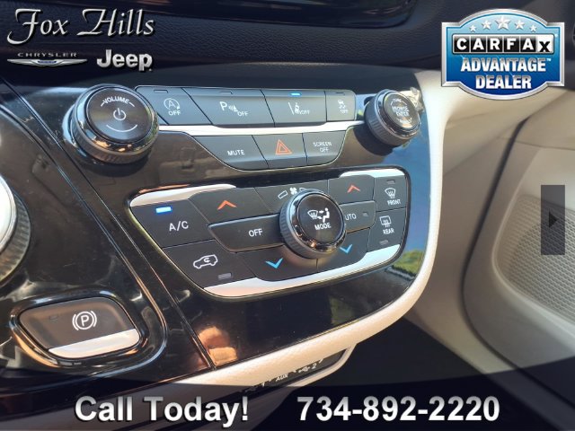 Used 2023 Chrysler Pacifica Touring-L FWD image 23