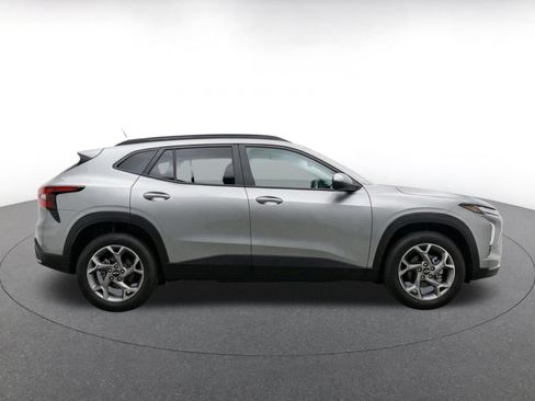 Used 2025 Chevrolet Trax LT FWD image 14