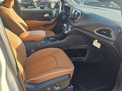 New 2026 Chrysler Pacifica Pinnacle w/ Trailer Tow Group image 17