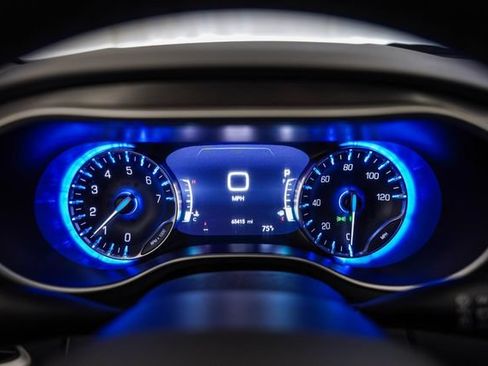 Used 2023 Chrysler Pacifica Touring-L FWD image 8