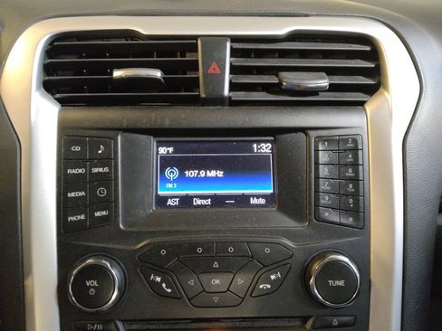 Used 2016 Ford Fusion SE FWD image 25