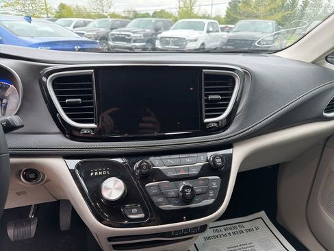 Used 2023 Chrysler Pacifica Touring-L FWD image 7