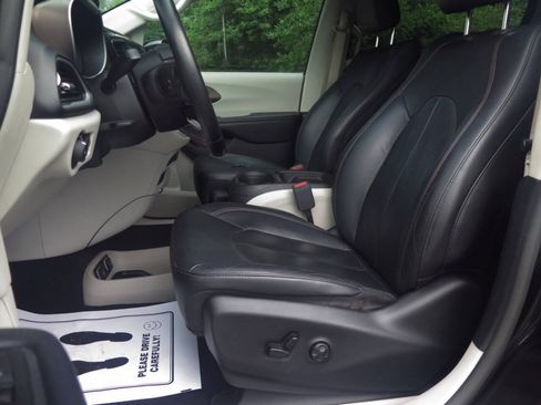Used 2019 Chrysler Pacifica Touring-L FWD image 34