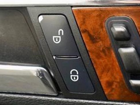 Used 2011 Mercedes-Benz E 550 Cabriolet image 36