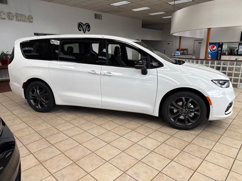New 2026 Chrysler Pacifica Select image 7