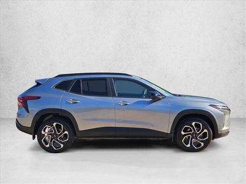 Used 2025 Chevrolet Trax RS FWD image 4