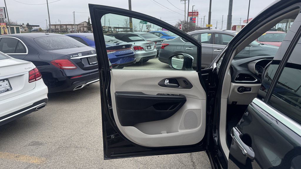 Used 2019 Chrysler Pacifica Limited w/ Tire & Wheel Group FWD image 14