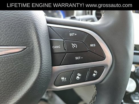 Used 2023 Chrysler Pacifica Touring-L FWD image 17