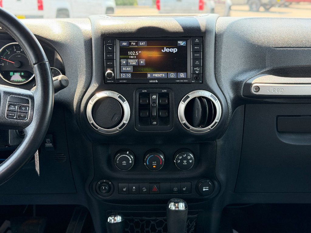 Used 2017 Jeep Wrangler Unlimited Rubicon AWD/4WD image 11