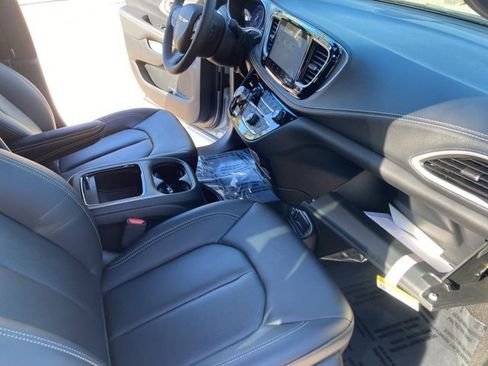 Used 2024 Chrysler Pacifica Touring-L w/ S Appearance Package image 21