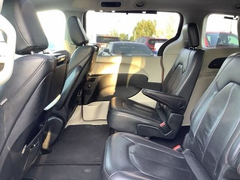 Used 2018 Chrysler Pacifica Touring-L Plus FWD image 19