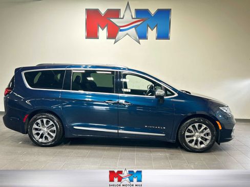 Used 2023 Chrysler Pacifica Pinnacle FWD image 1