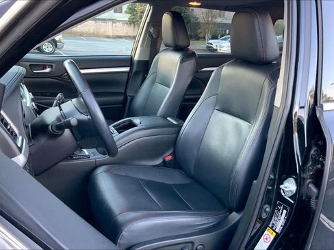 Used 2019 Toyota Highlander XLE AWD/4WD image 8