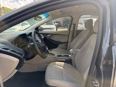 Used 2016 Ford Focus SE FWD image 2