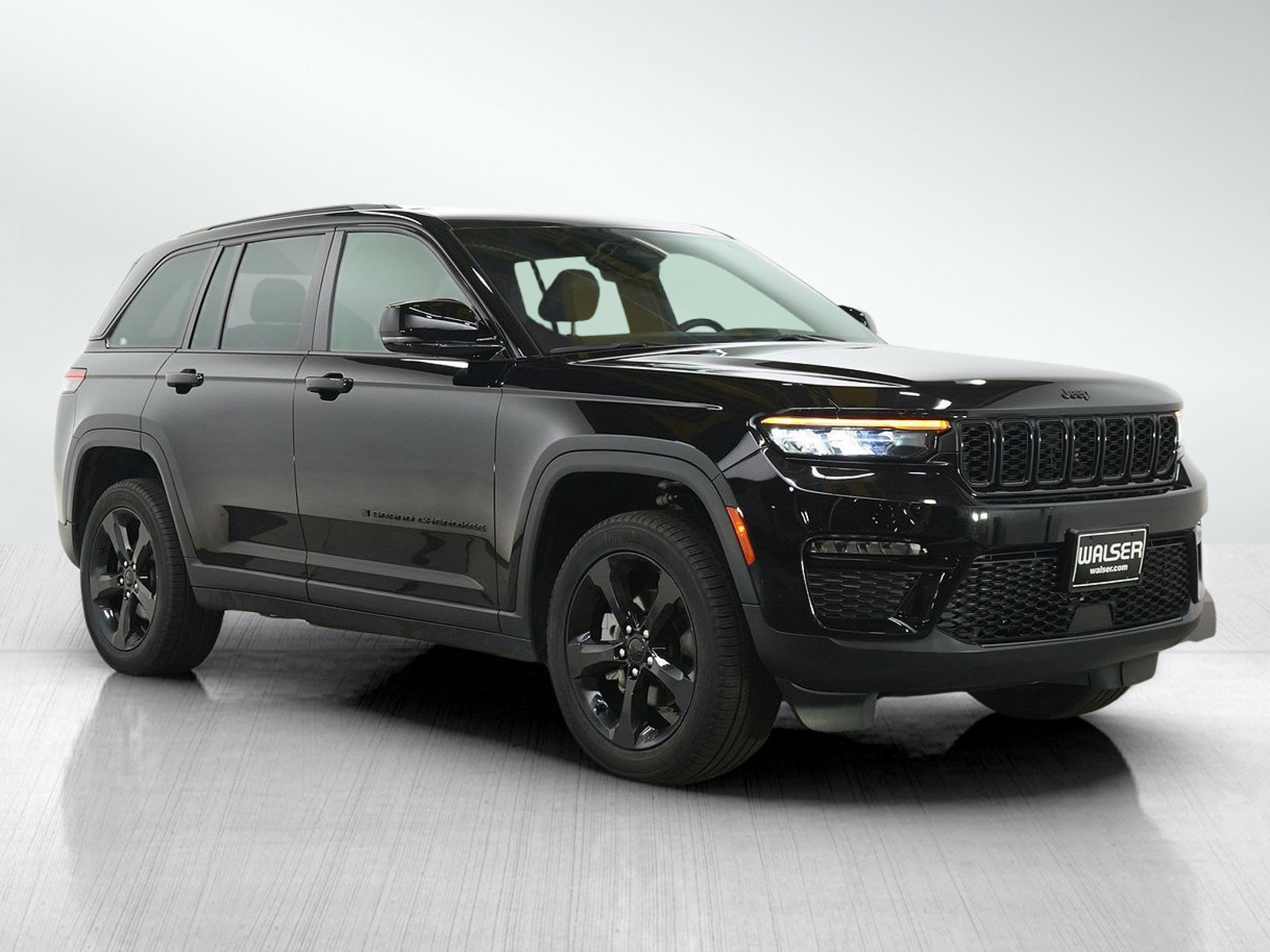 Used 2025 Jeep Grand Cherokee Limited w/ Black Appearance Package AWD/4WD image 7