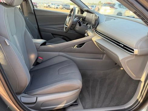 Used 2025 Hyundai Elantra SEL FWD image 34