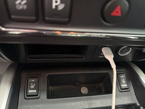 Used 2018 Nissan Titan SV w/ SV Convenience Package image 8