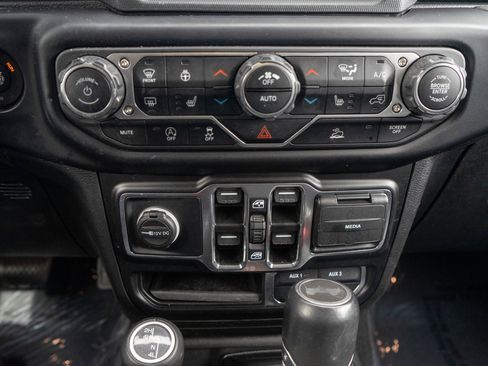 Used 2022 Jeep Wrangler Unlimited Sahara w/ LED Lighting Group AWD/4WD image 20