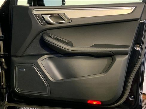 Used 2025 Porsche Macan image 26