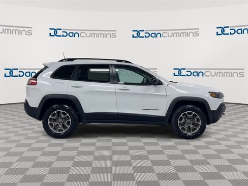Used 2022 Jeep Cherokee Trailhawk image 9