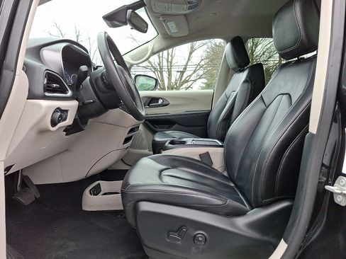 Used 2023 Chrysler Pacifica Touring-L FWD image 13