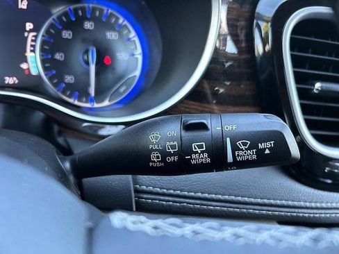 Used 2024 Chrysler Pacifica Limited FWD image 15