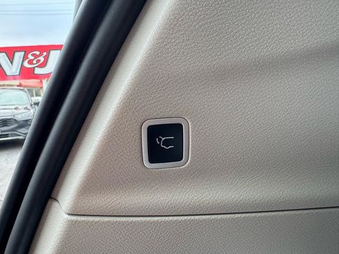 Used 2024 Chrysler Pacifica Touring-L image 33