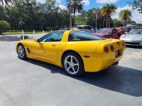 Used 2004 Chevrolet Corvette Coupe w/ Preferred Equipment Group RWD image 14