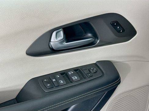 Certified 2024 Chrysler Pacifica Touring-L image 26