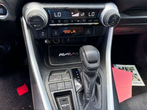 Used 2019 Toyota RAV4 XLE w/ Convenience Package FWD image 5