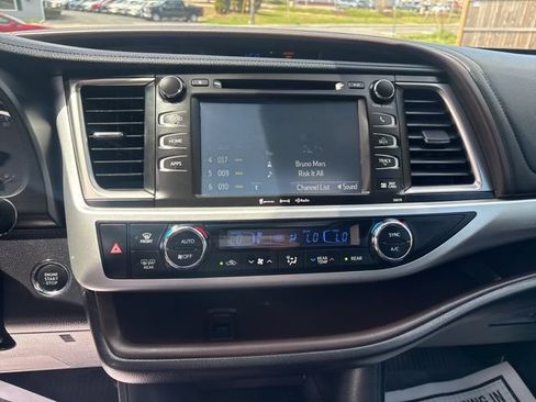 Used 2018 Toyota Highlander XLE AWD/4WD image 25