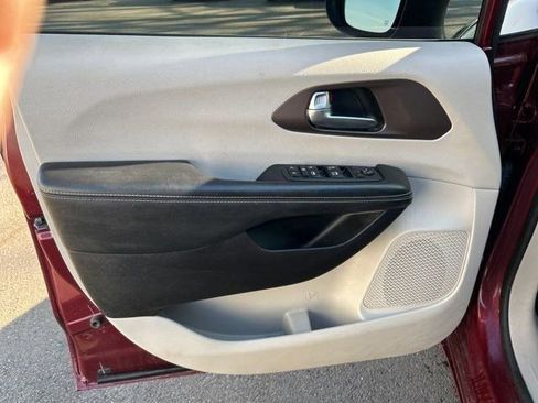 Used 2021 Chrysler Voyager Lxi image 12