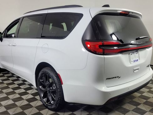 New 2026 Chrysler Pacifica Limited w/ S Appearance Package image 5
