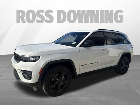 Used 2025 Jeep Grand Cherokee Altitude RWD image 2