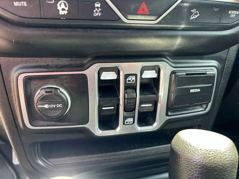 Used 2018 Jeep Wrangler Unlimited Sahara image 22