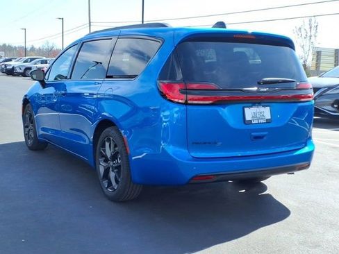 New 2026 Chrysler Pacifica Select image 4