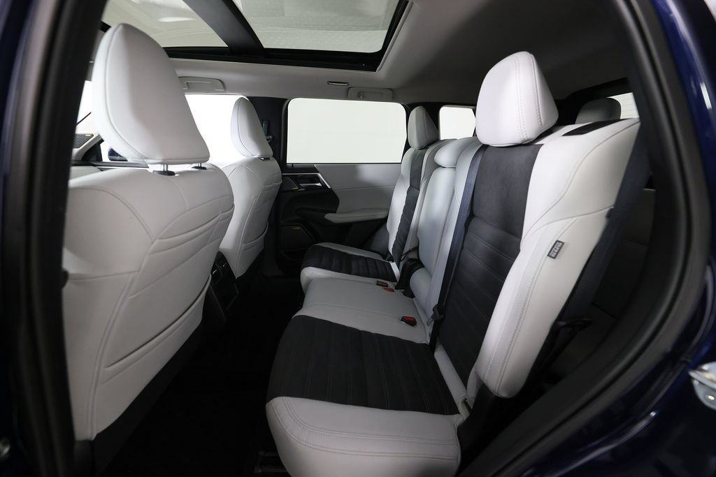 Used 2025 Mitsubishi Outlander SE FWD image 15