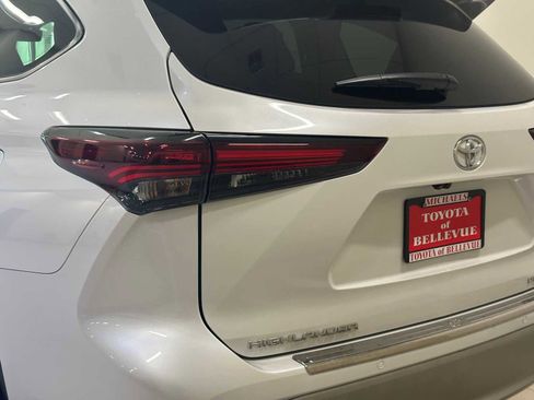 Certified 2025 Toyota Highlander Platinum image 7
